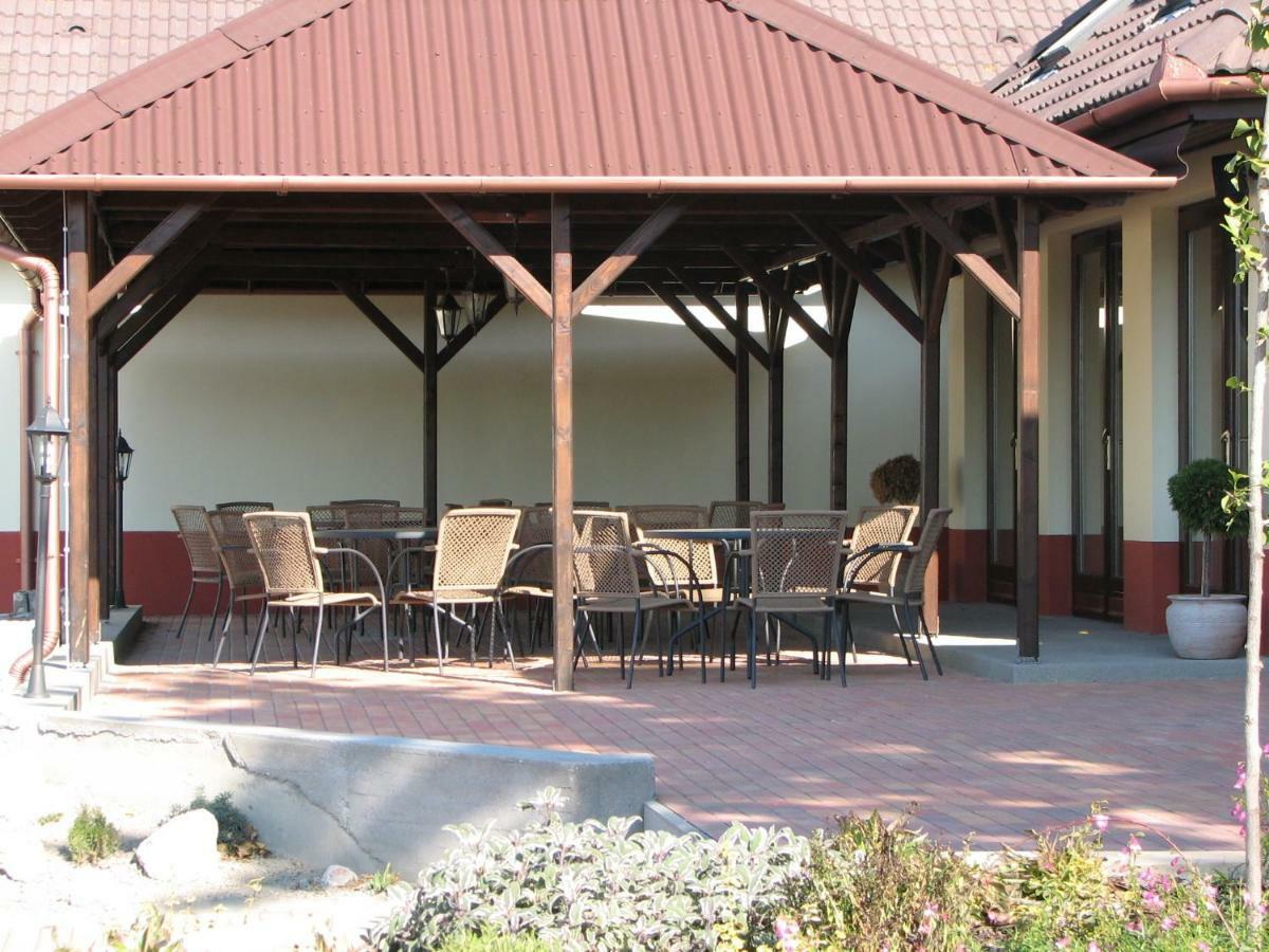 Hotel Fortuna Dávod 外观 照片