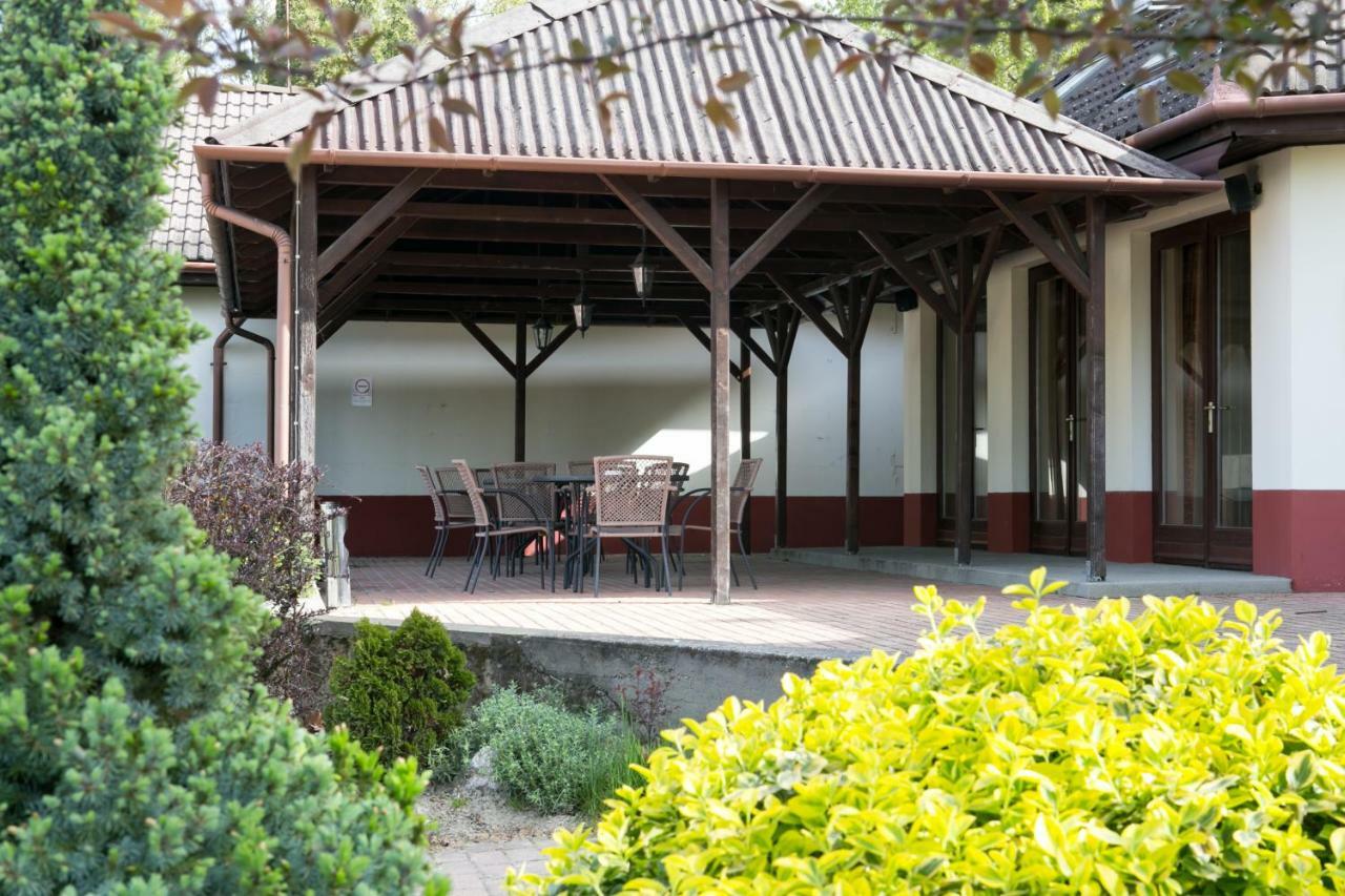 Hotel Fortuna Dávod 外观 照片