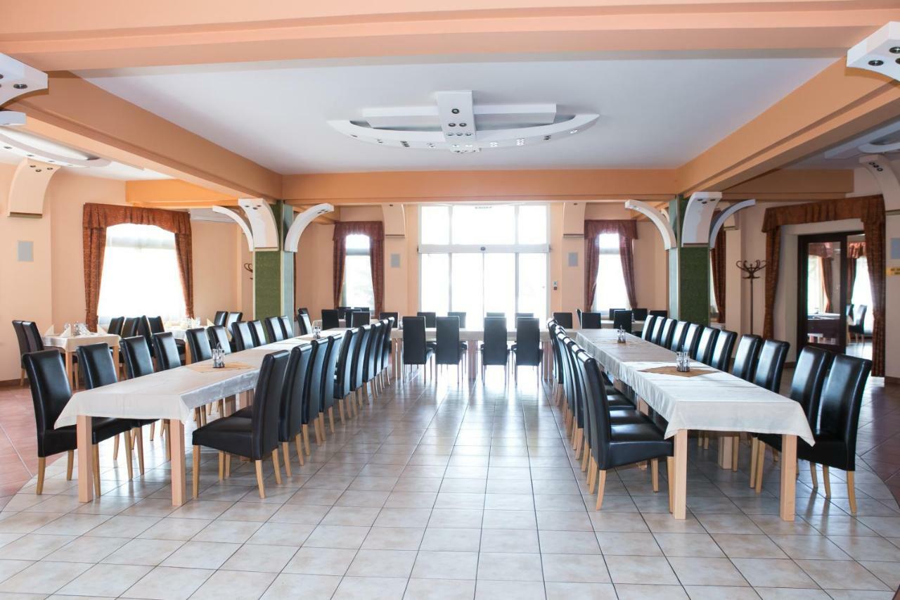 Hotel Fortuna Dávod 外观 照片
