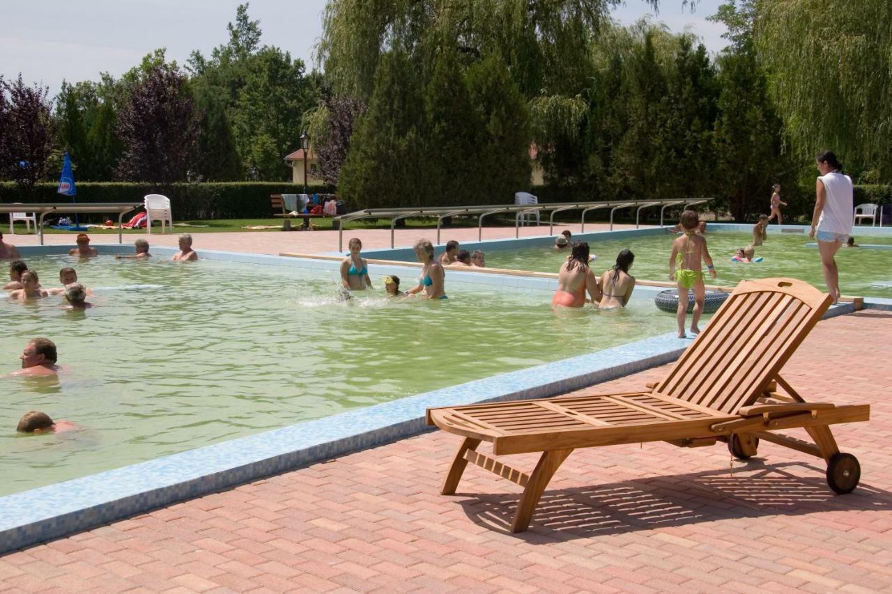 Hotel Fortuna Dávod 外观 照片