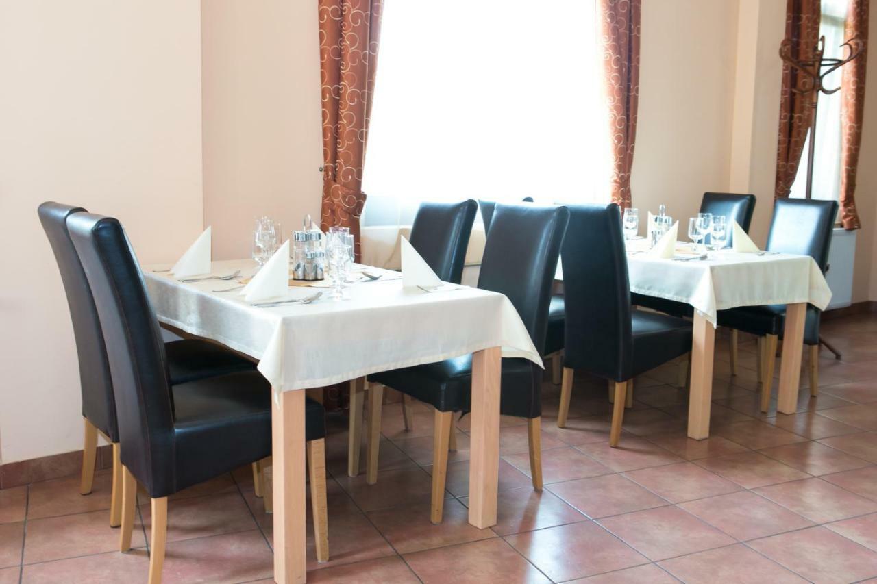 Hotel Fortuna Dávod 外观 照片