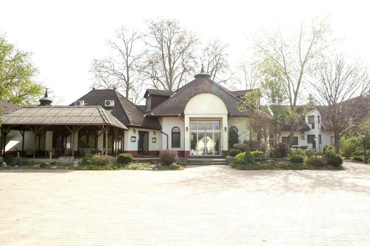 Hotel Fortuna Dávod 外观 照片