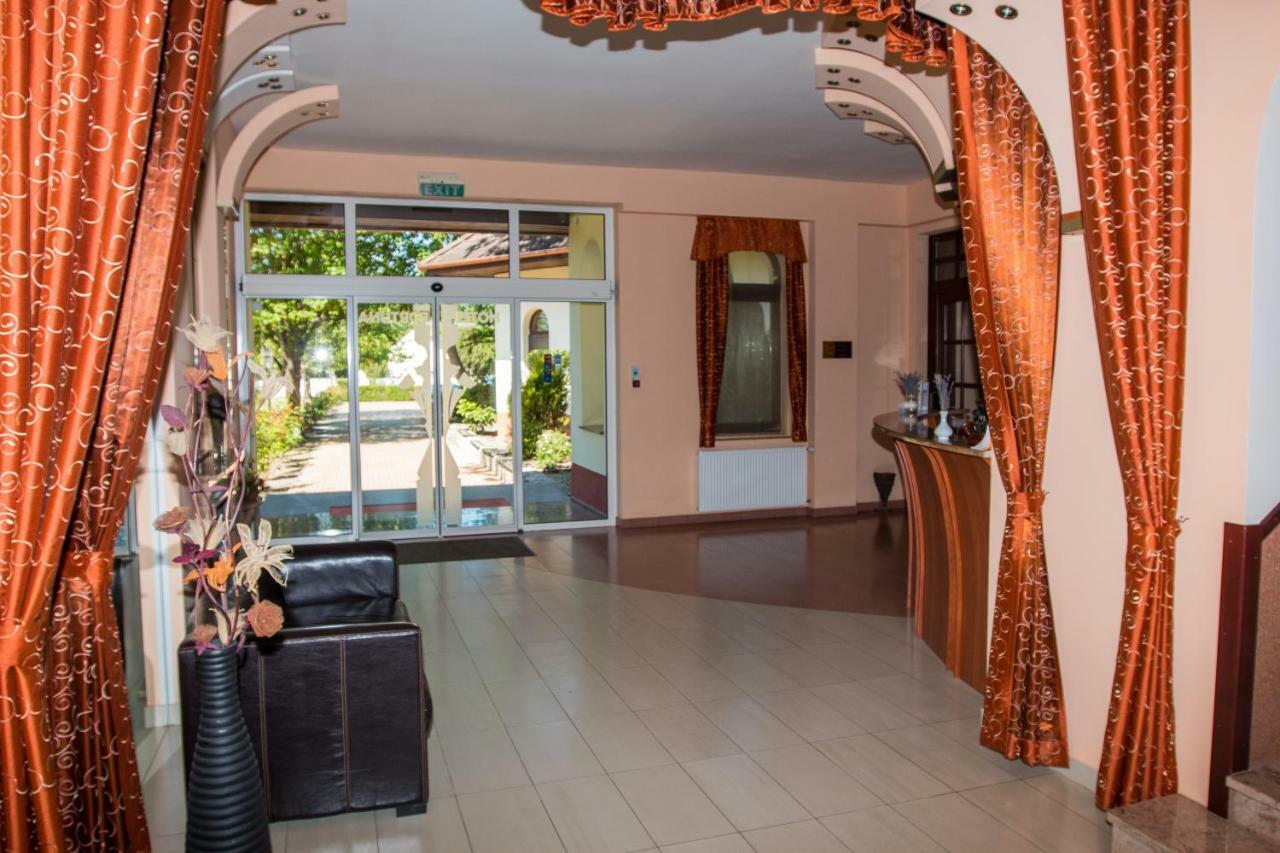 Hotel Fortuna Dávod 外观 照片