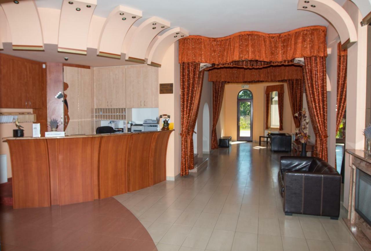 Hotel Fortuna Dávod 外观 照片